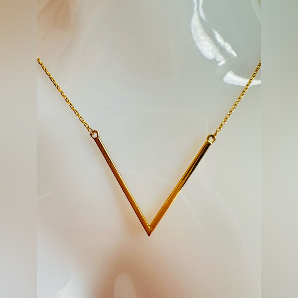 Dainty V Necklace  💛 Real 18 Karat Solid Gold Jewelry 💛 - Picture 3 of 8